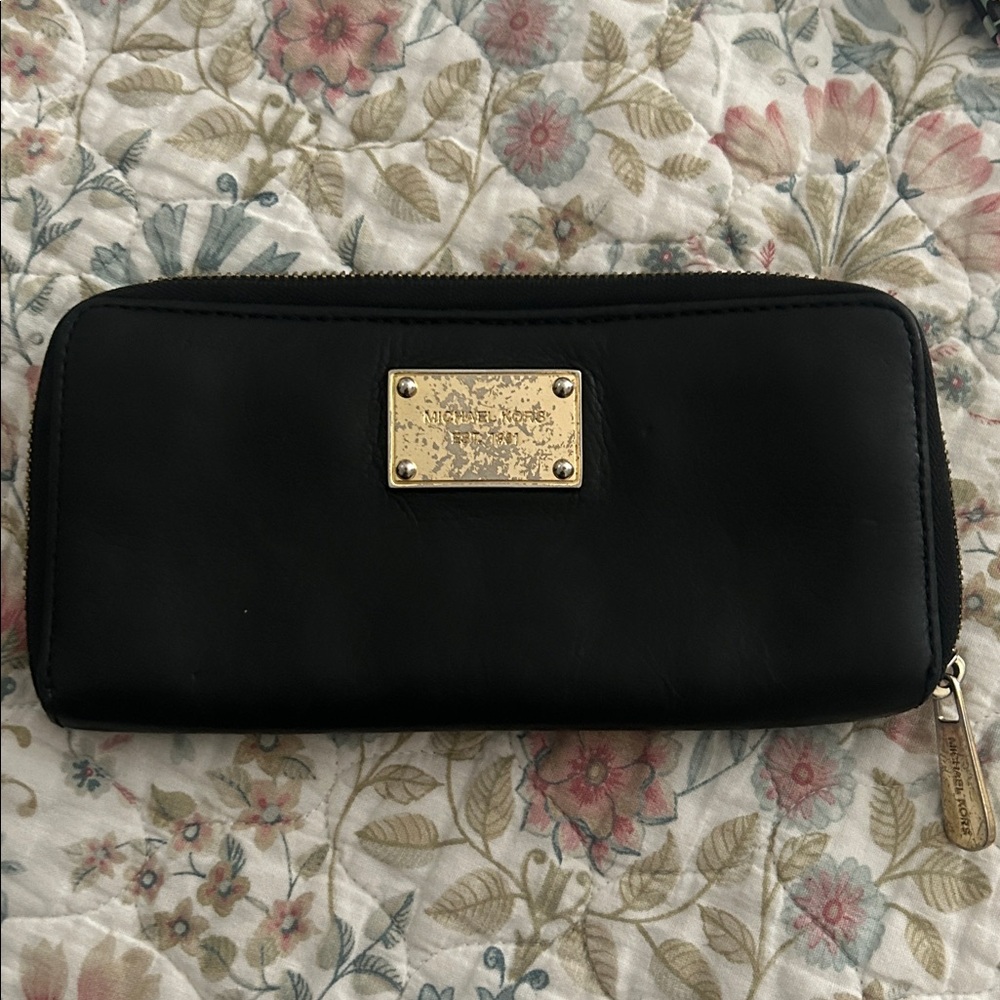 SOLD

Michael Kors Black Leather Zip Around Continental Wallet